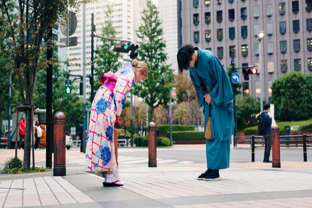 duas pessoas japonesas se cumprimentando representando como se diz obrigado em japonês