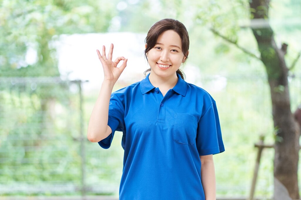 mulher japonesa fazendo sinal de OK representando como se diz obrigado em japonês