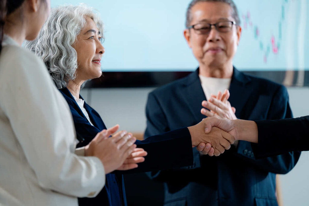 japoneses dando as mãos representando como se diz obrigado em japonês