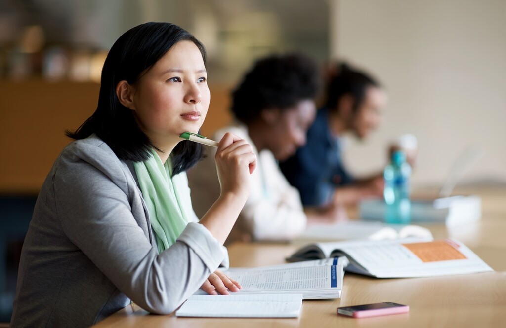 mulher em sala de aula estudando a diferença sobre onde e aonde