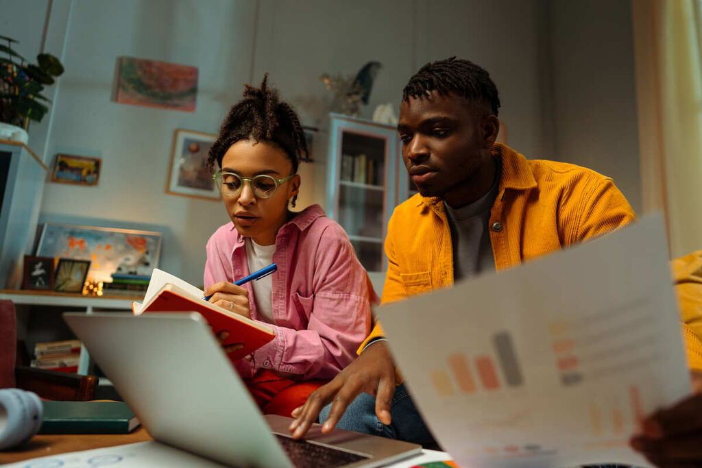 estudantes aprendendo sobre a diferença entre onde ou aonde