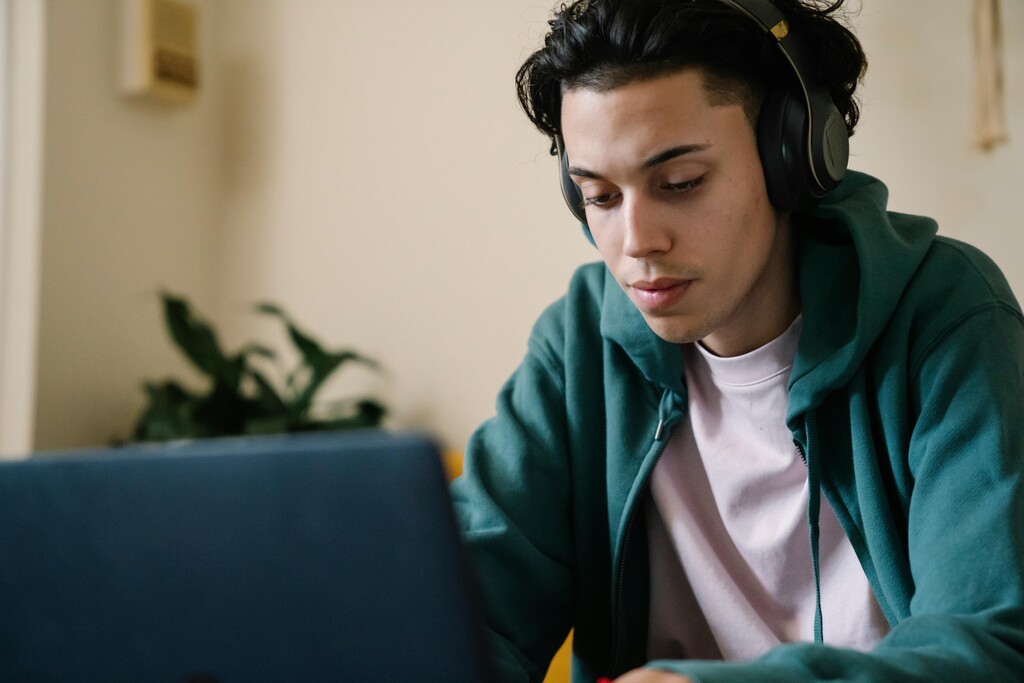 pessoa ouvindo podcast para saber como melhorar o vocabulário em inglês