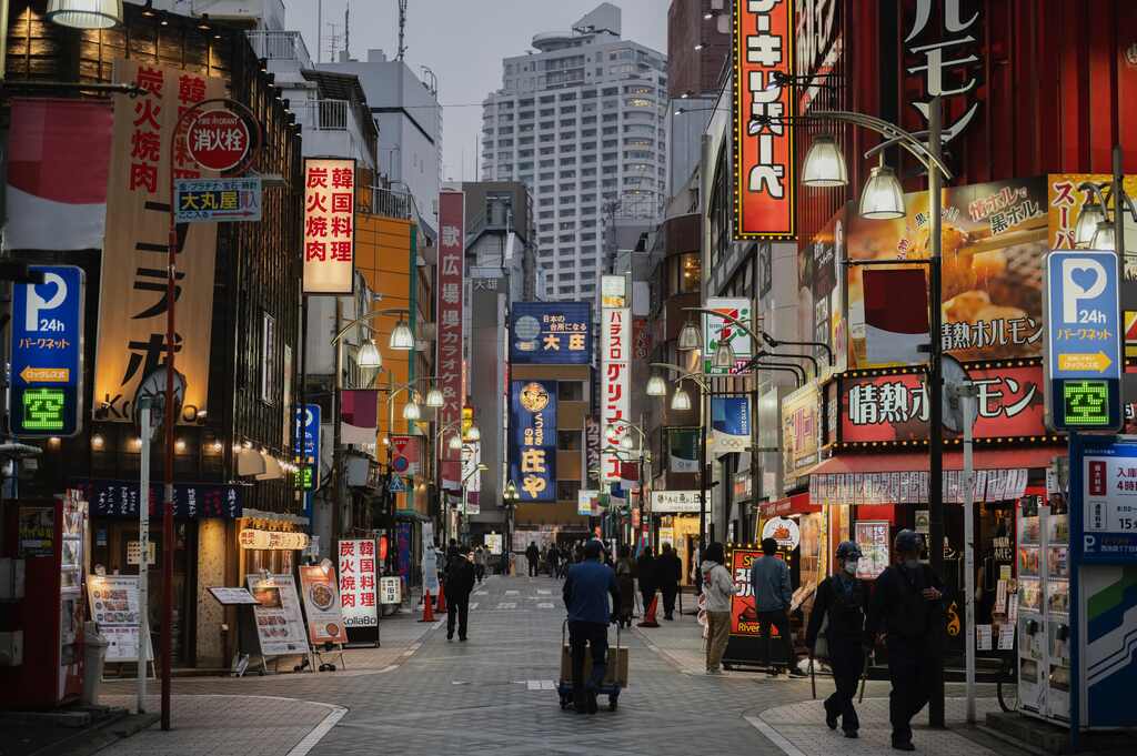 rua de Tóquio representando as diferenças geográficas do país japonês e coreano