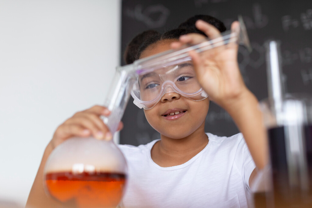 criança em laboratório de ciências aprendendo a usar os equipamentos, representando os melhores cursos para crianças