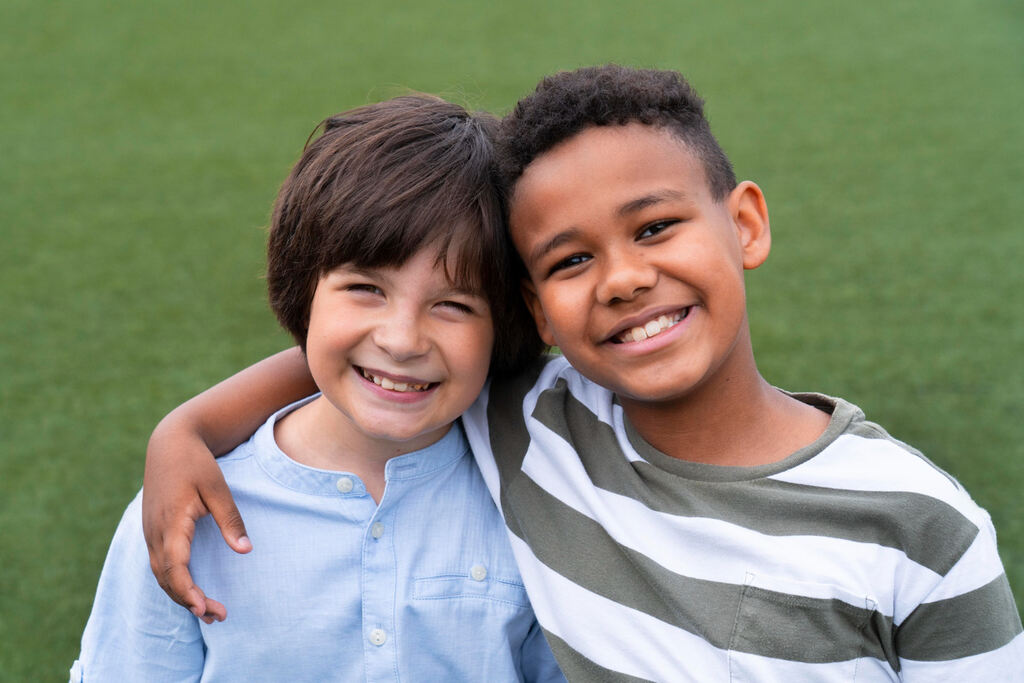 meninos abraçados representando as vantagens dos cursos para crianças