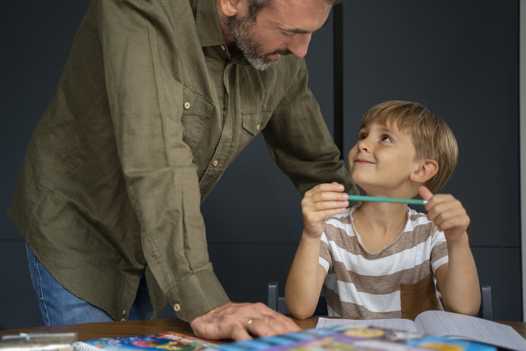 pai ensinando filho sobre autonomia infantil