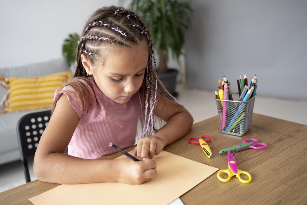 menina desenhando representando a autonomia infantil