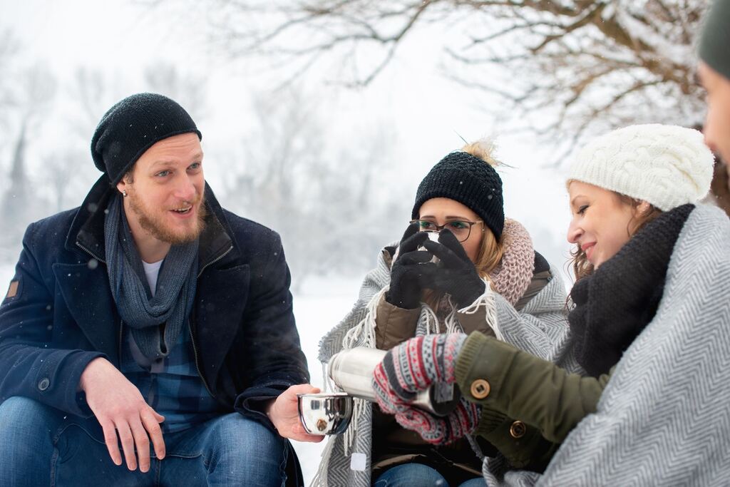 Amigos no inverno usando frases sobre o frio em inglês