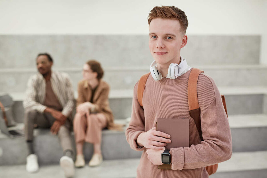 Jovem estudante que sabe falar frio em inglês
