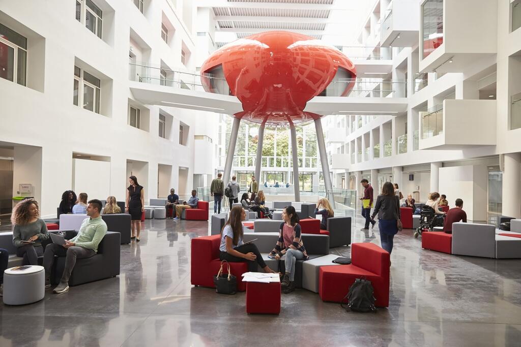 Estudantes conversam no saguão da universidade durante intercâmbio no Canadá