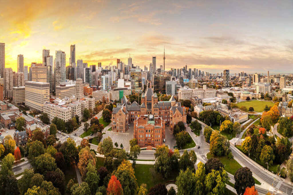 Horizonte panorâmico de Toronto, que representa um ótimo lugar para intercâmbio no Canadá