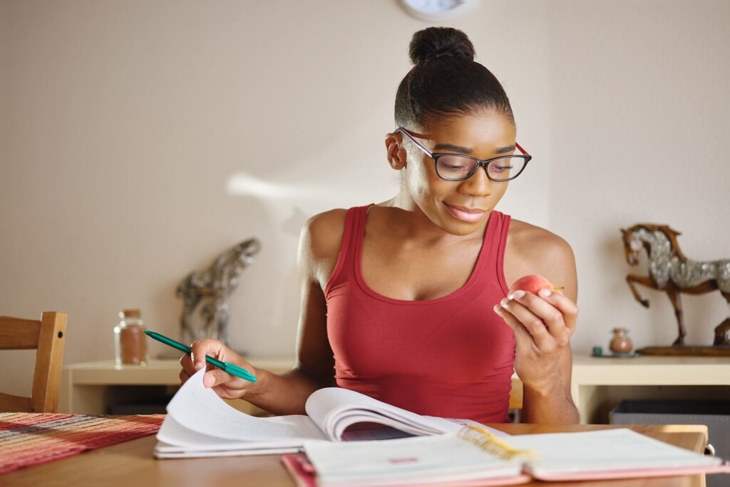 mulher com caderno estudando sobre os números primos