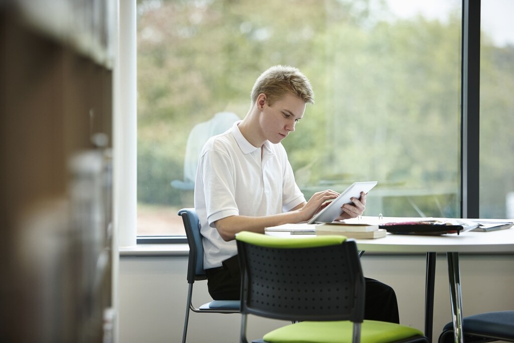 homem em biblioteca estudando sobre os números primos