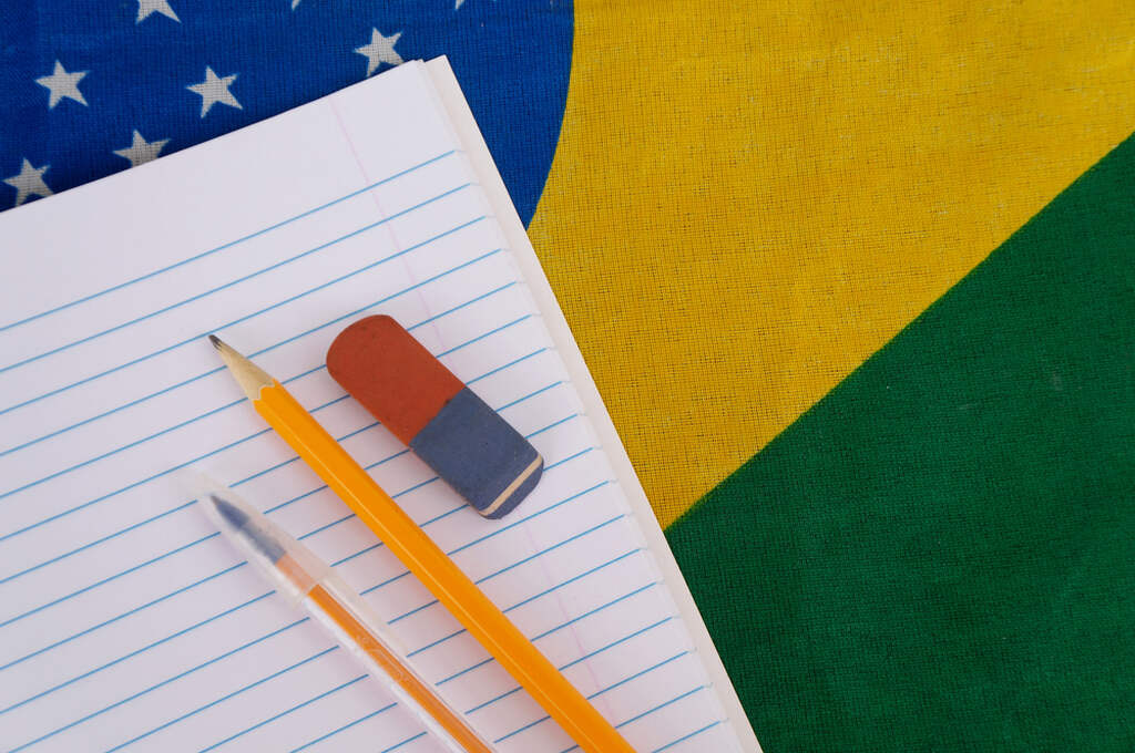 lápis, caneta, borracha e caderno representando a alfabetização