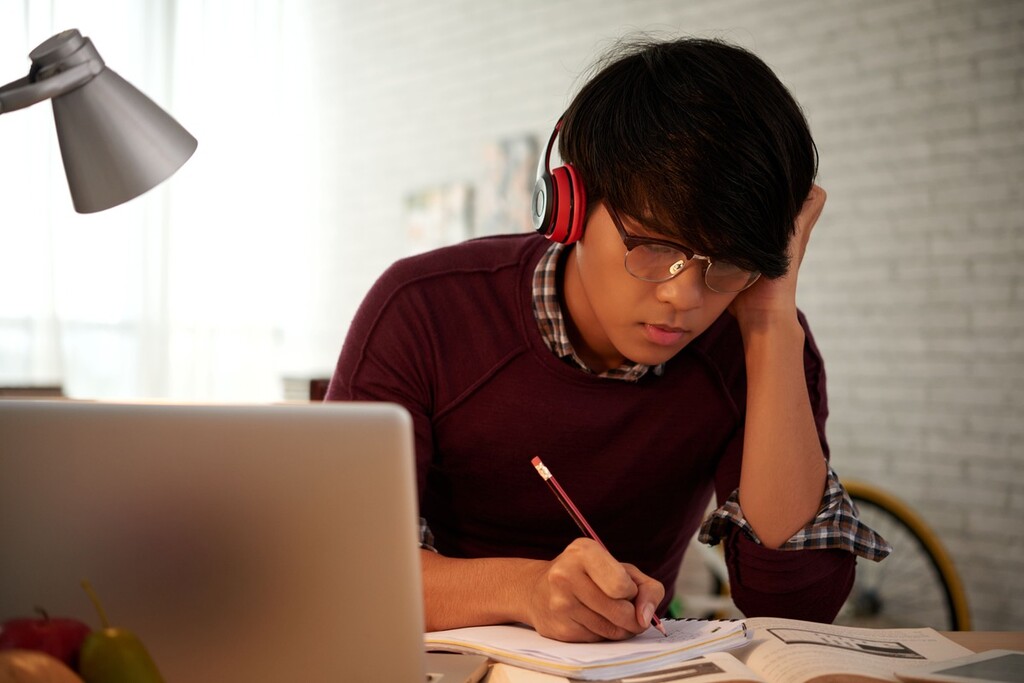 Aluno estudando sobre substantivo e adjetivo
