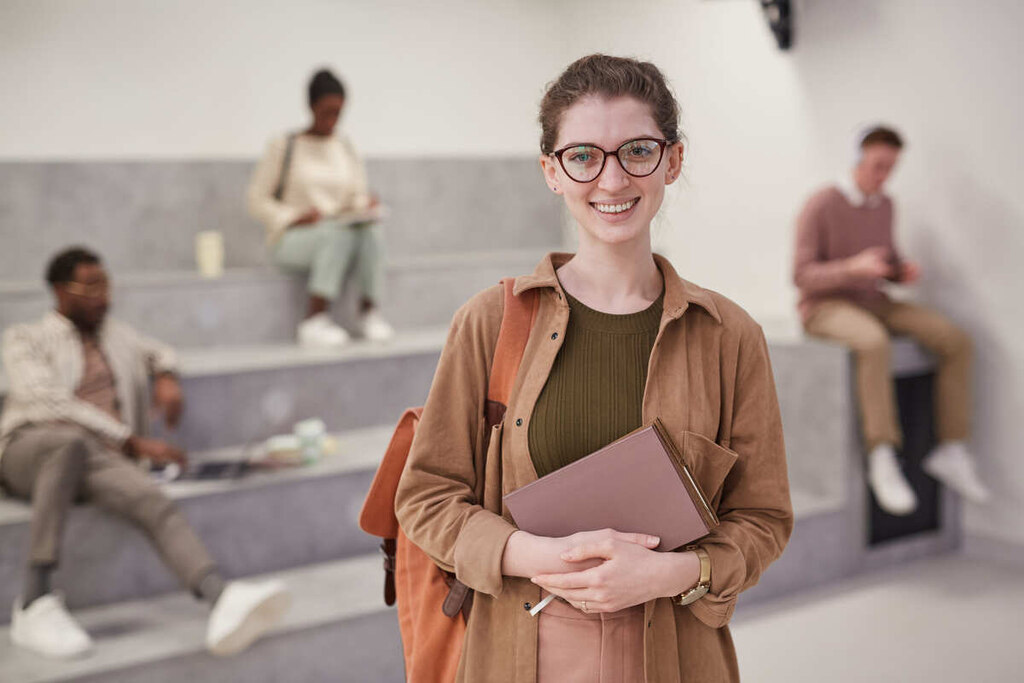 Aluna sorridente porque aprendeu a diferença entre mal e mau