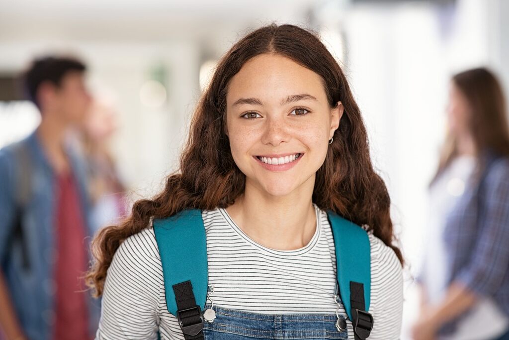 Estudante colocando em prática o que é mal ou mau