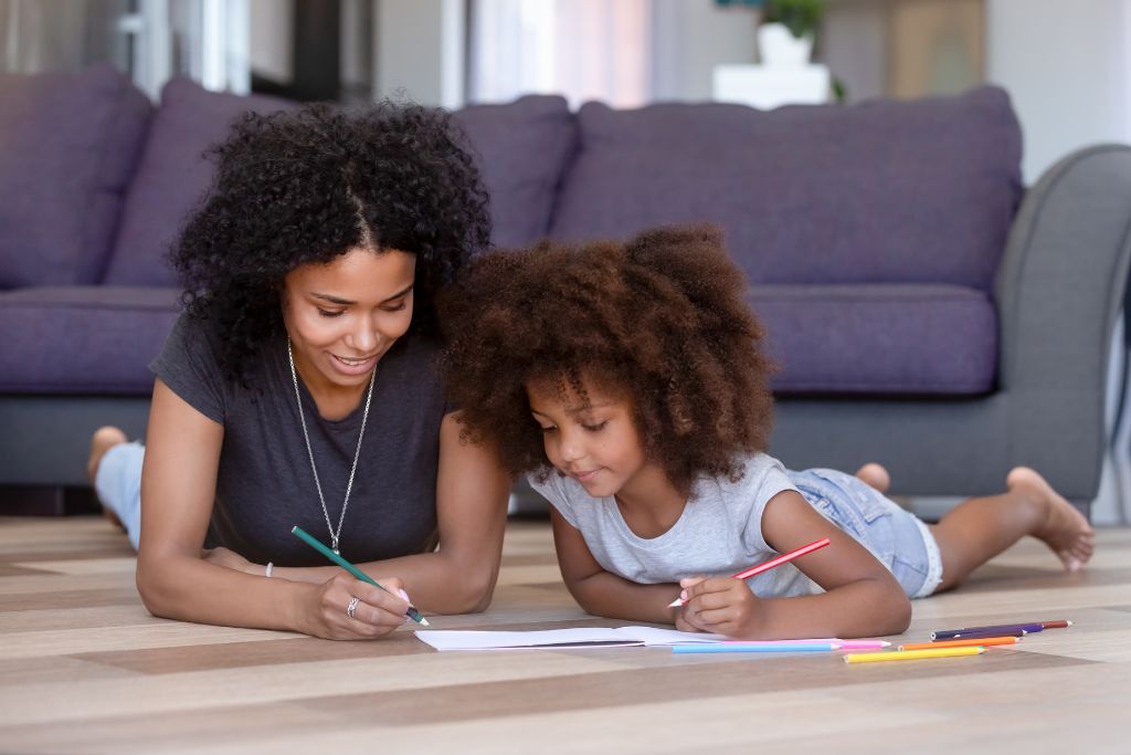 mãe ajudando filha com os estudos, depois de saber o que fazer quando "meu filho não quer estudar"