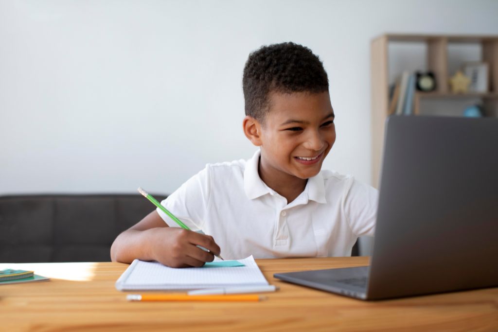 aluno estudando representando o que fazer quando "meu filho não quer estudar"