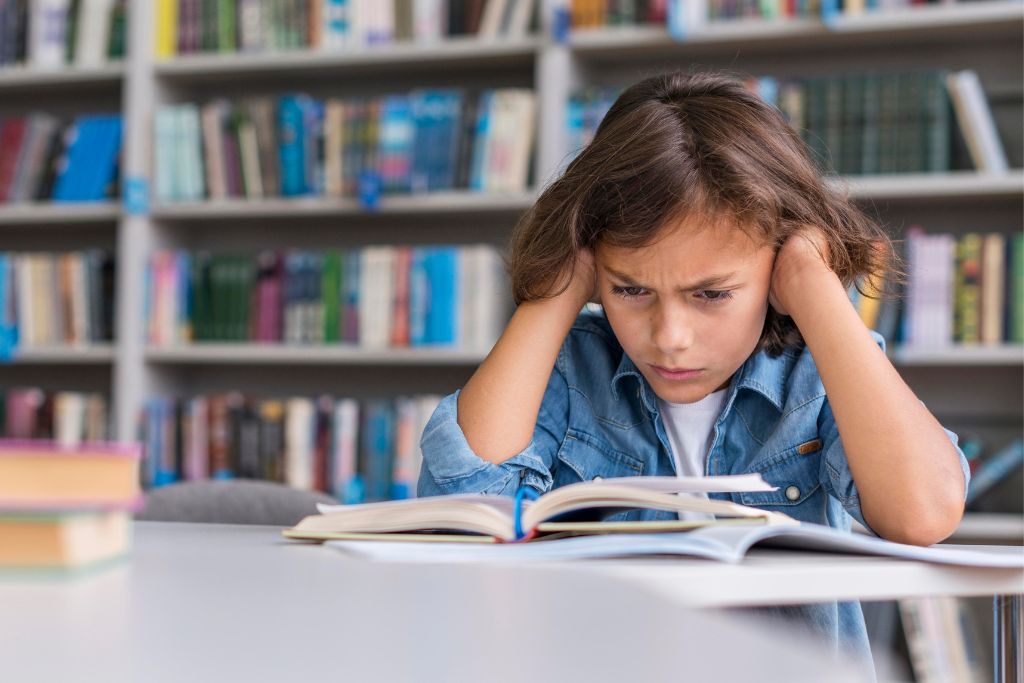 criança com dificuldades de aprendizado representando o que fazer quando "meu filho não quer estudar"