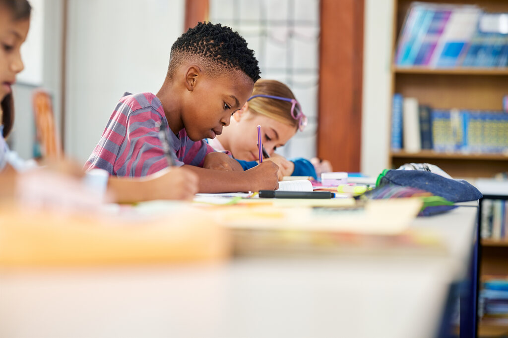 crianças na escola estudando a partir de um dos estilos de aprendizagem