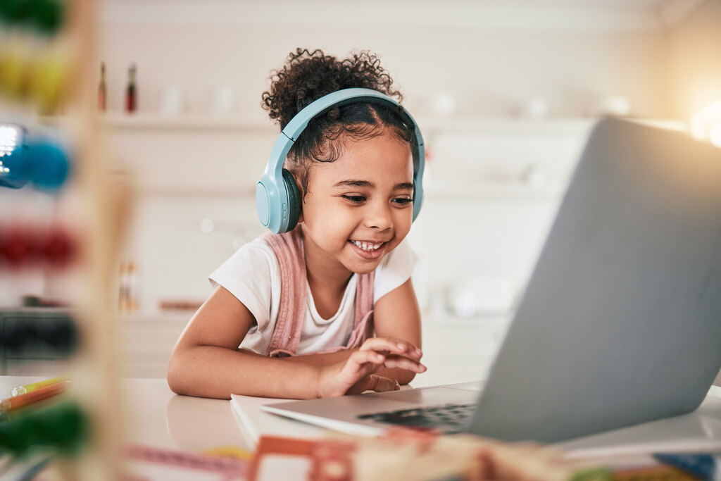 criança estudando com o computador representando os estilos de aprendizagem