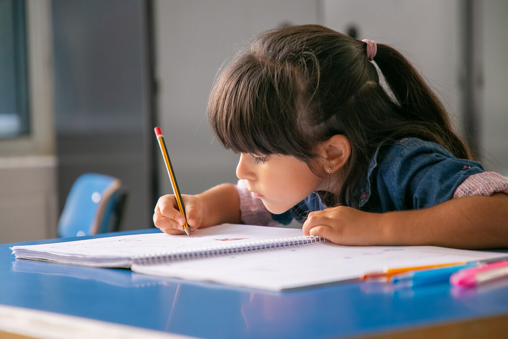 criança estudando a partir de um dos estilos de aprendizagem