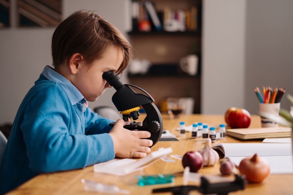 criança usando o microscópio representando os estilos de aprendizagem