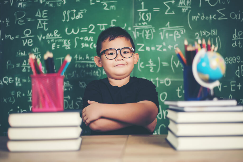 aluno estudando com livros depois de saber por que estudar matemática é importante