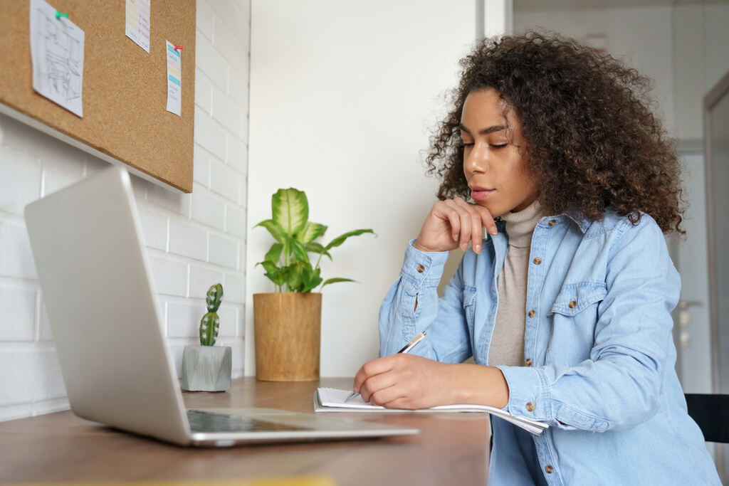 aluna estudando para aprender como conversar em inglês