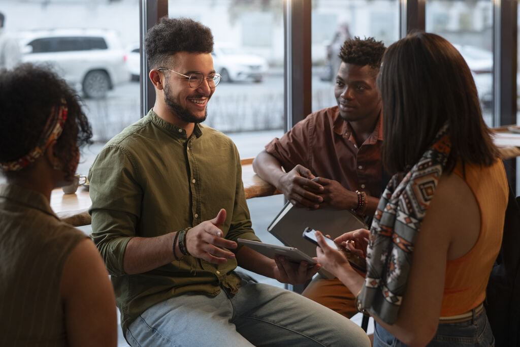 pessoas reunidas depois de aprender como conversar em inglês