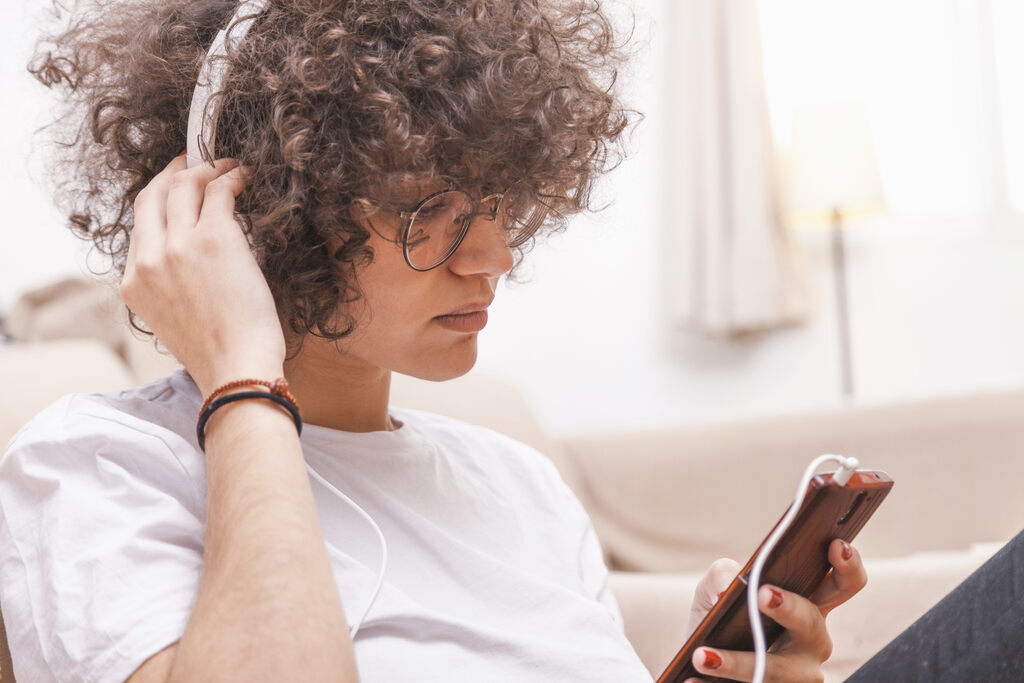 aluno ouvindo podcast para aprender como ser fluente em inglês