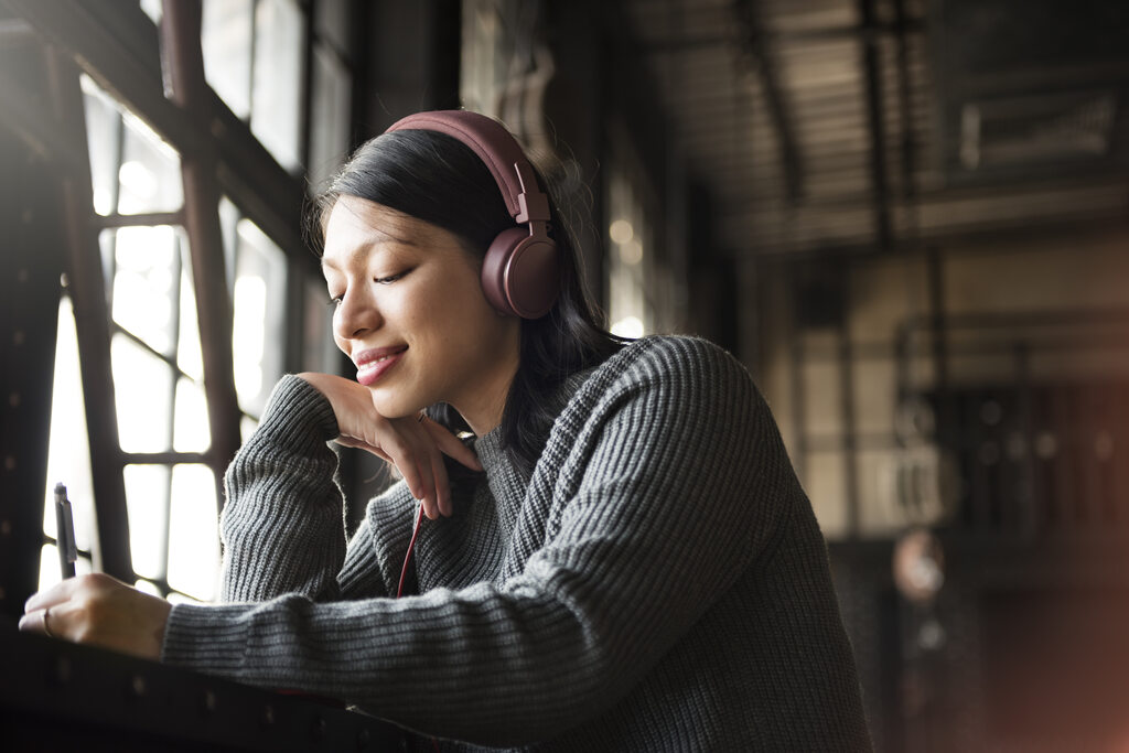 mulher ouvindo podcasts sobre como aprender japonês