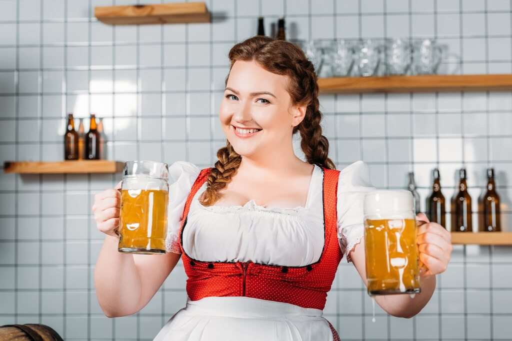 mulher alemã segurando copos de cerveja na Oktoberfest, representando as curiosidades sobre a Alemanha