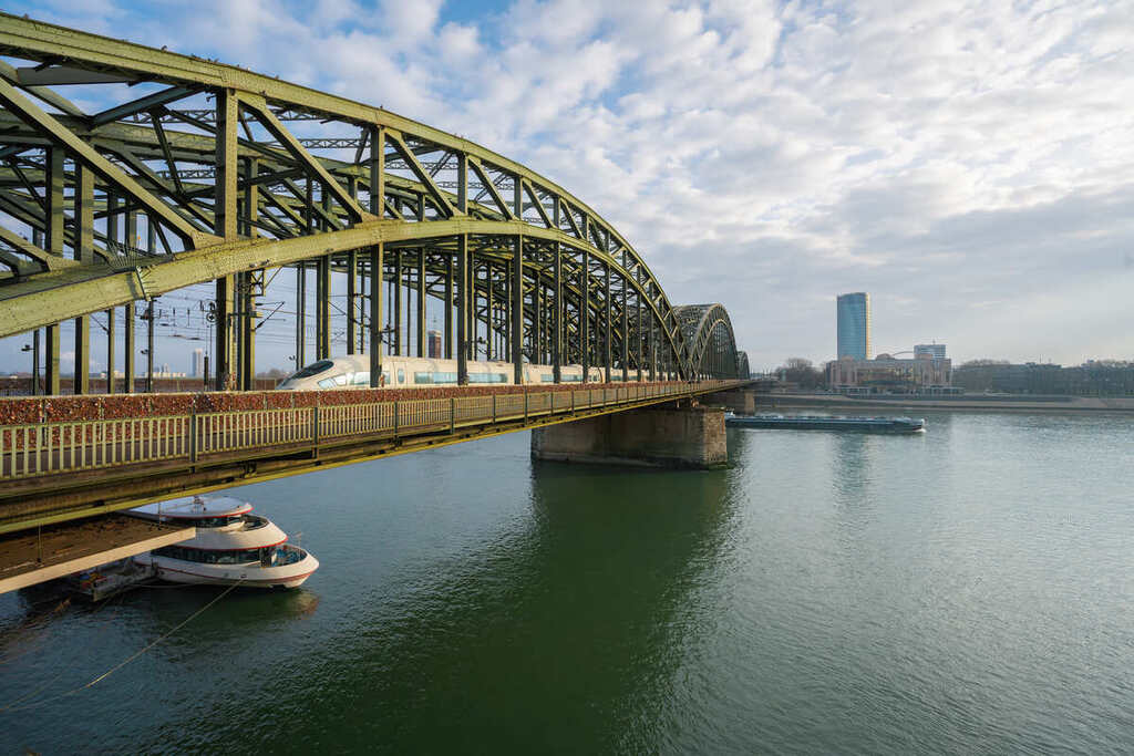 Ponte Hohenzollern - Colônia, Alemanha, representando as curiosidades da Alemanha