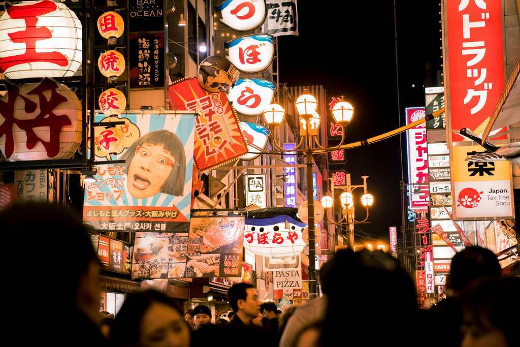 placa de linhas de metrô com números em japonês
