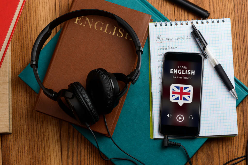 celular e fone de ouvido para escutar podcast para aprender inglês