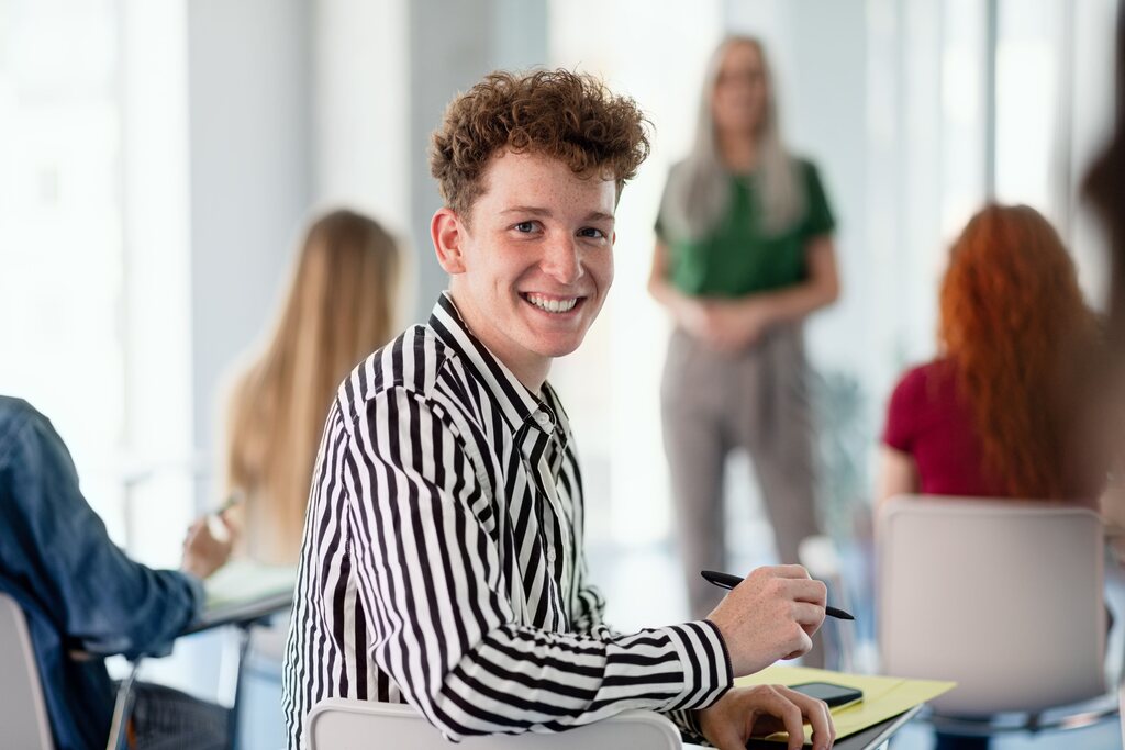 Estudante confiante em seus estudos sobre may, might e must
