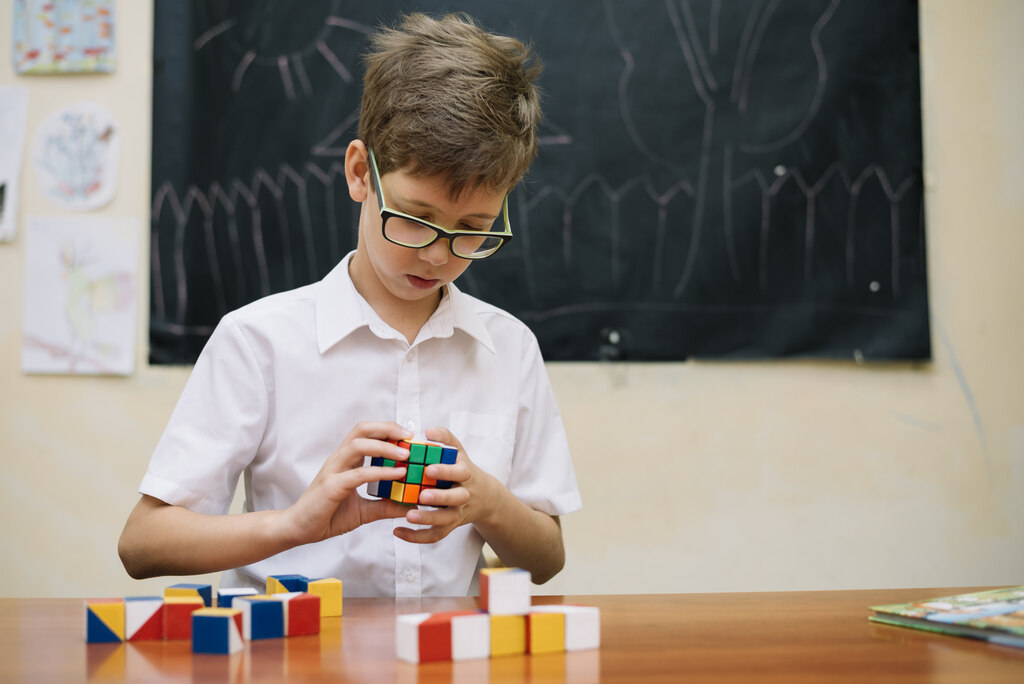 aluno aprendendo matemática para crianças com cubo mágico