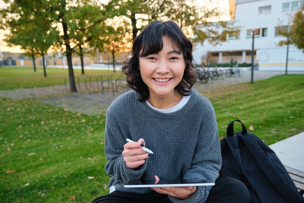 Jovem estudando adjetivos em japonês