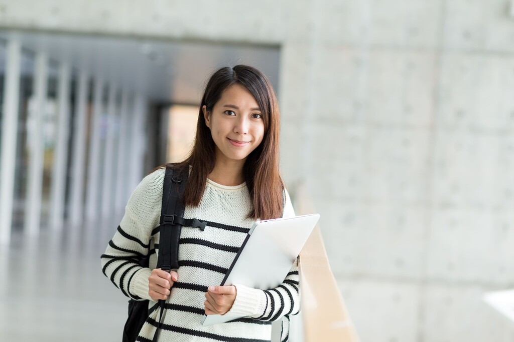 Estudante com notebook para estudar adjetivos em japonês