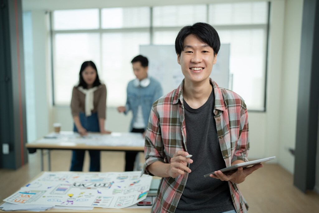 Aluno aprendendo sobre adjetivos em japonês