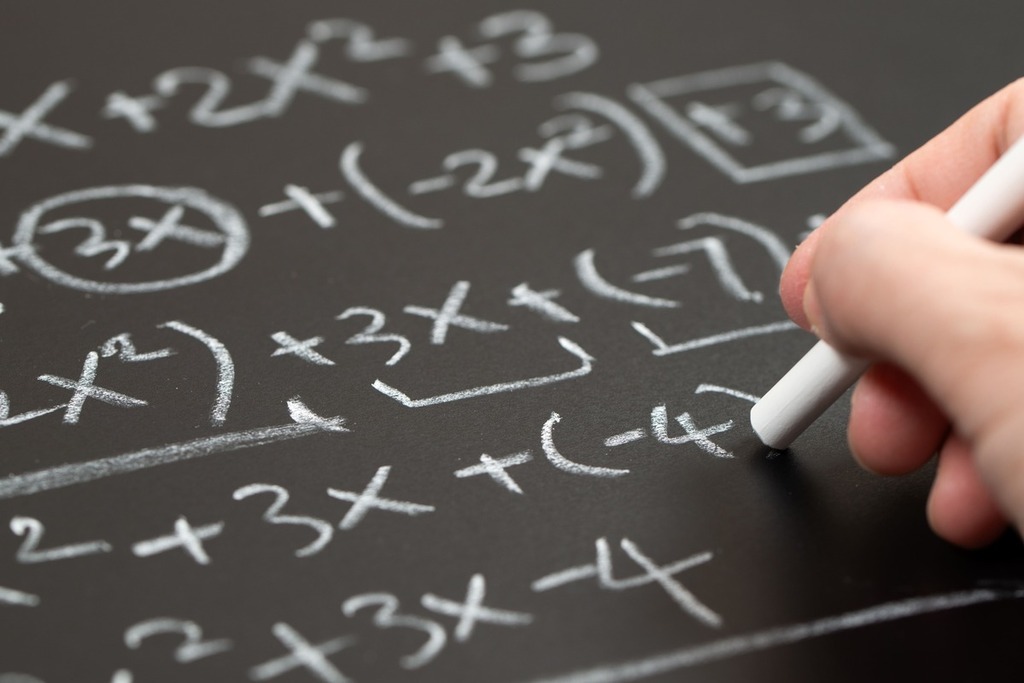 Expressões matemáticas escritas com giz