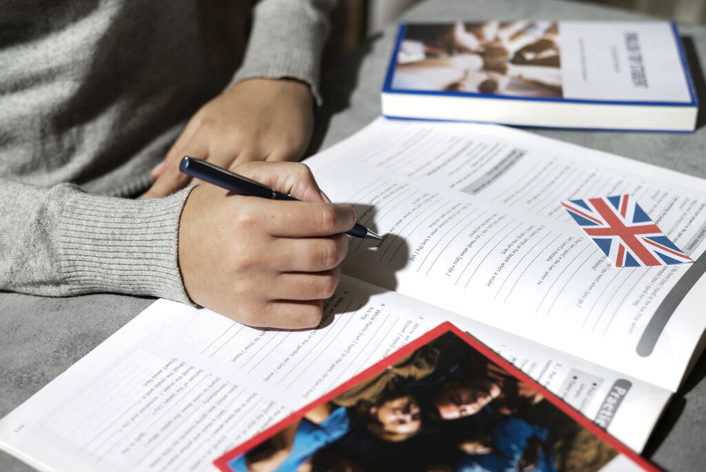 estudante usando material para estudar em curso intensivo de inglês