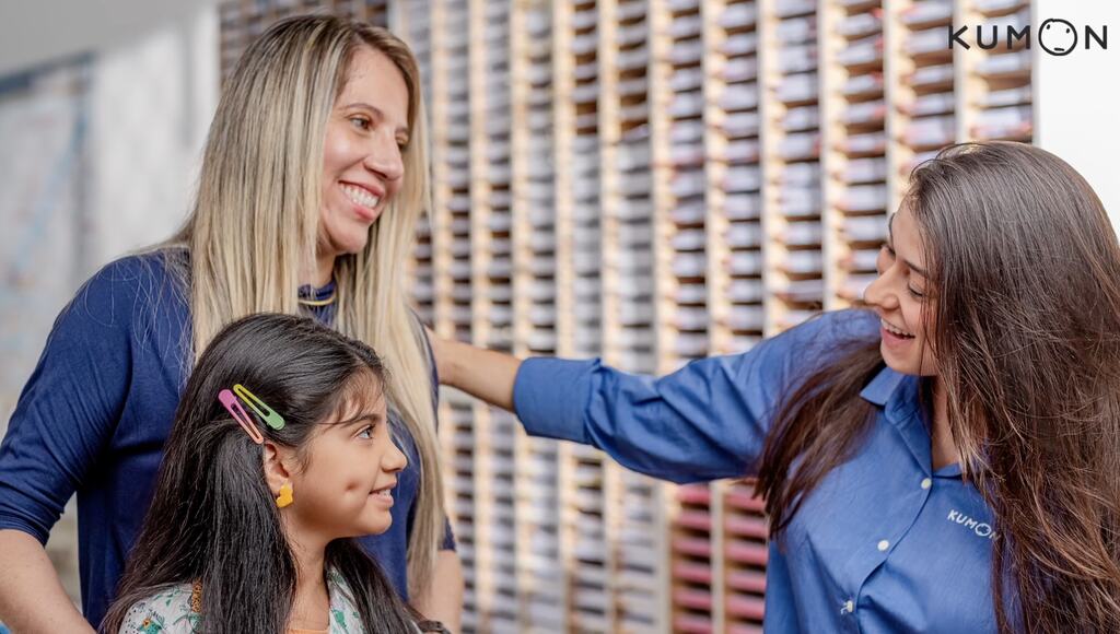 aluna com professora de franquia do Kumon