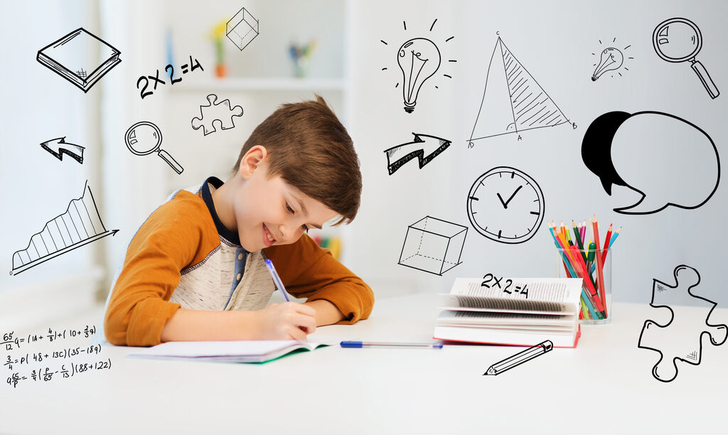 aluno anotando em caderno depois de aprender a fazer cálculo mental