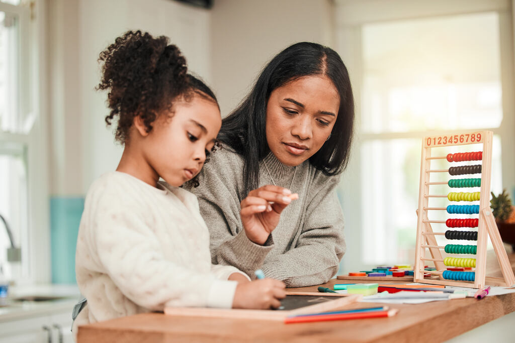 mãe e filha praticando cálculo mental com jogos e atividades