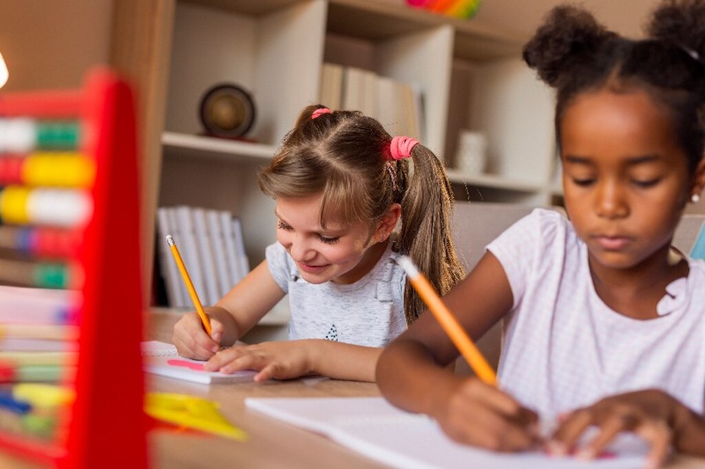 crianças na escola aprendendo sobre cálculo mental