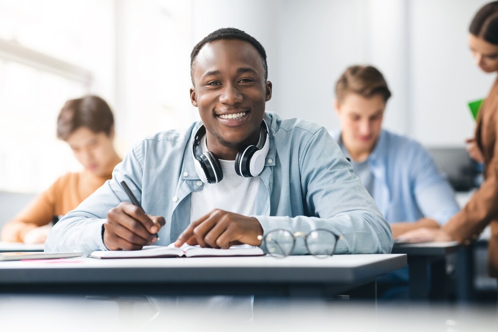 Estudante sorridente depois de aprender as orações subordinadas