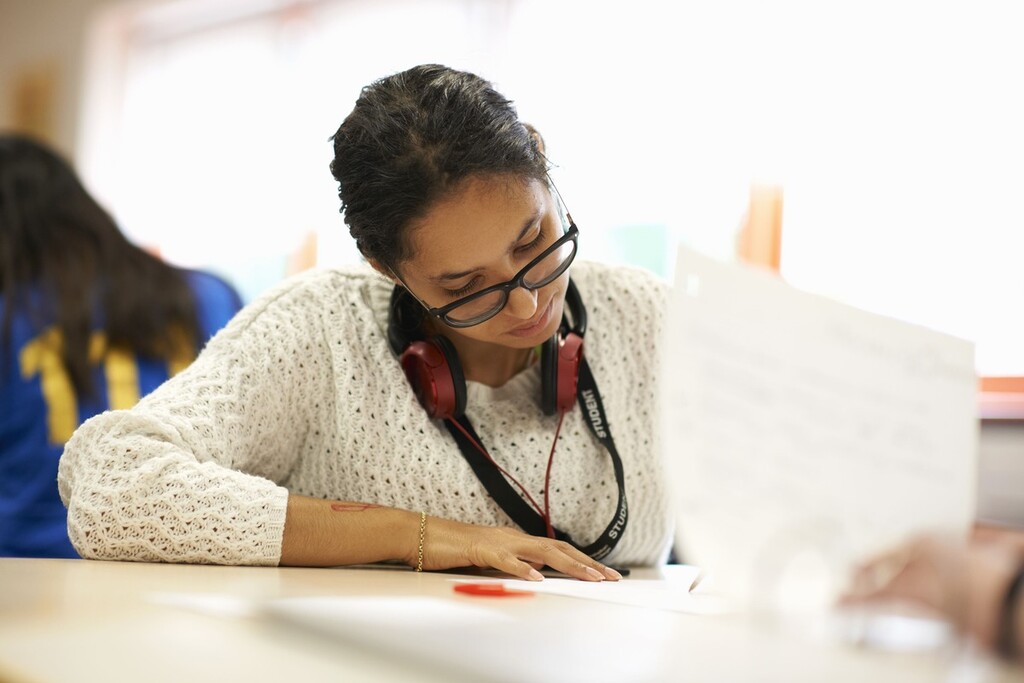 Estudante aprendendo sobre orações subordinadas